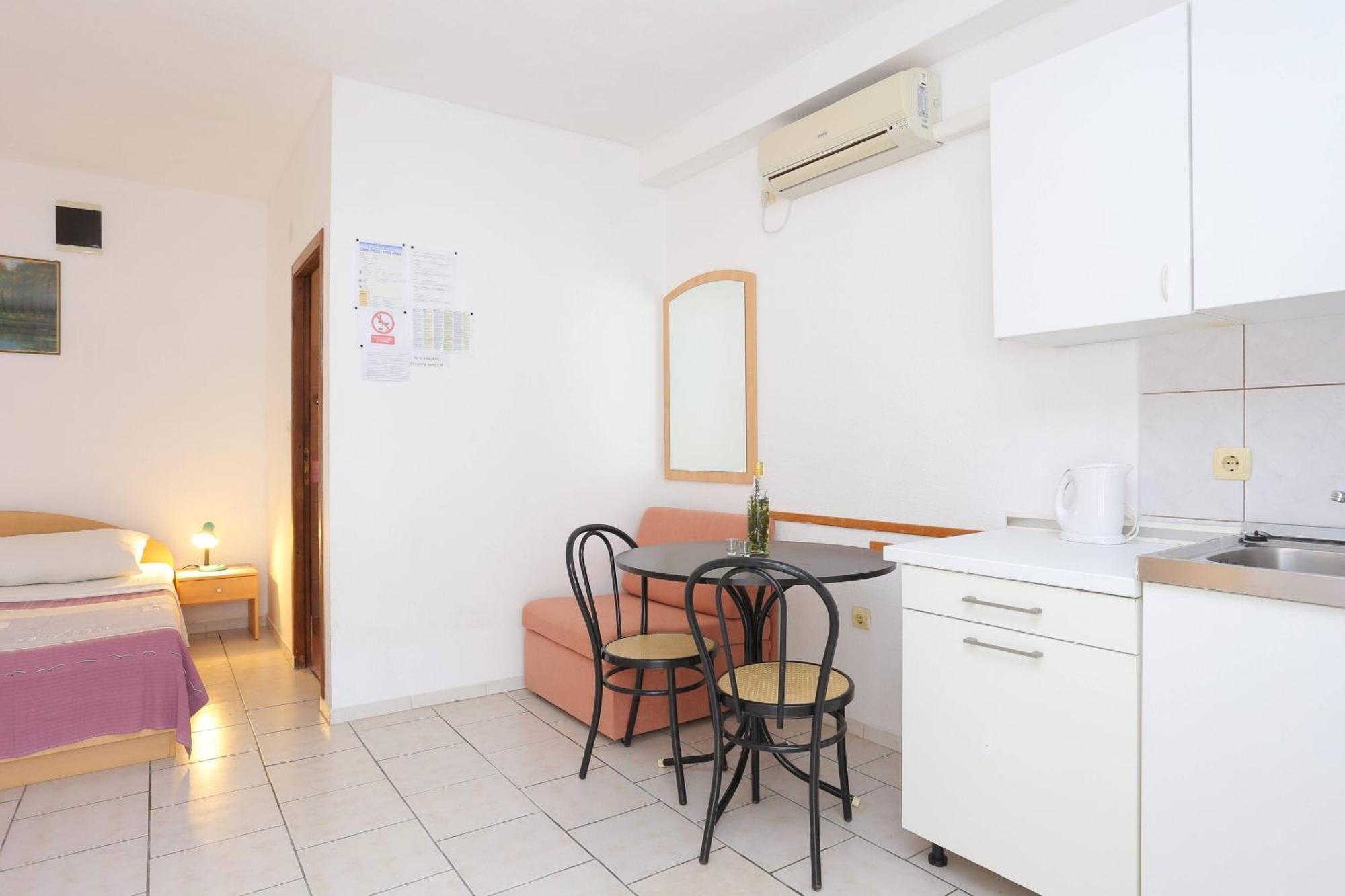 Family Friendly Apartments With A Swimming Pool Businci, Ciovo - 11232 تروغير الغرفة الصورة