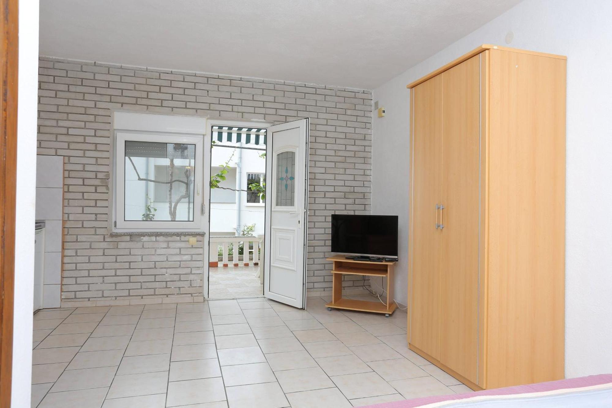 Family Friendly Apartments With A Swimming Pool Businci, Ciovo - 11232 تروغير الغرفة الصورة