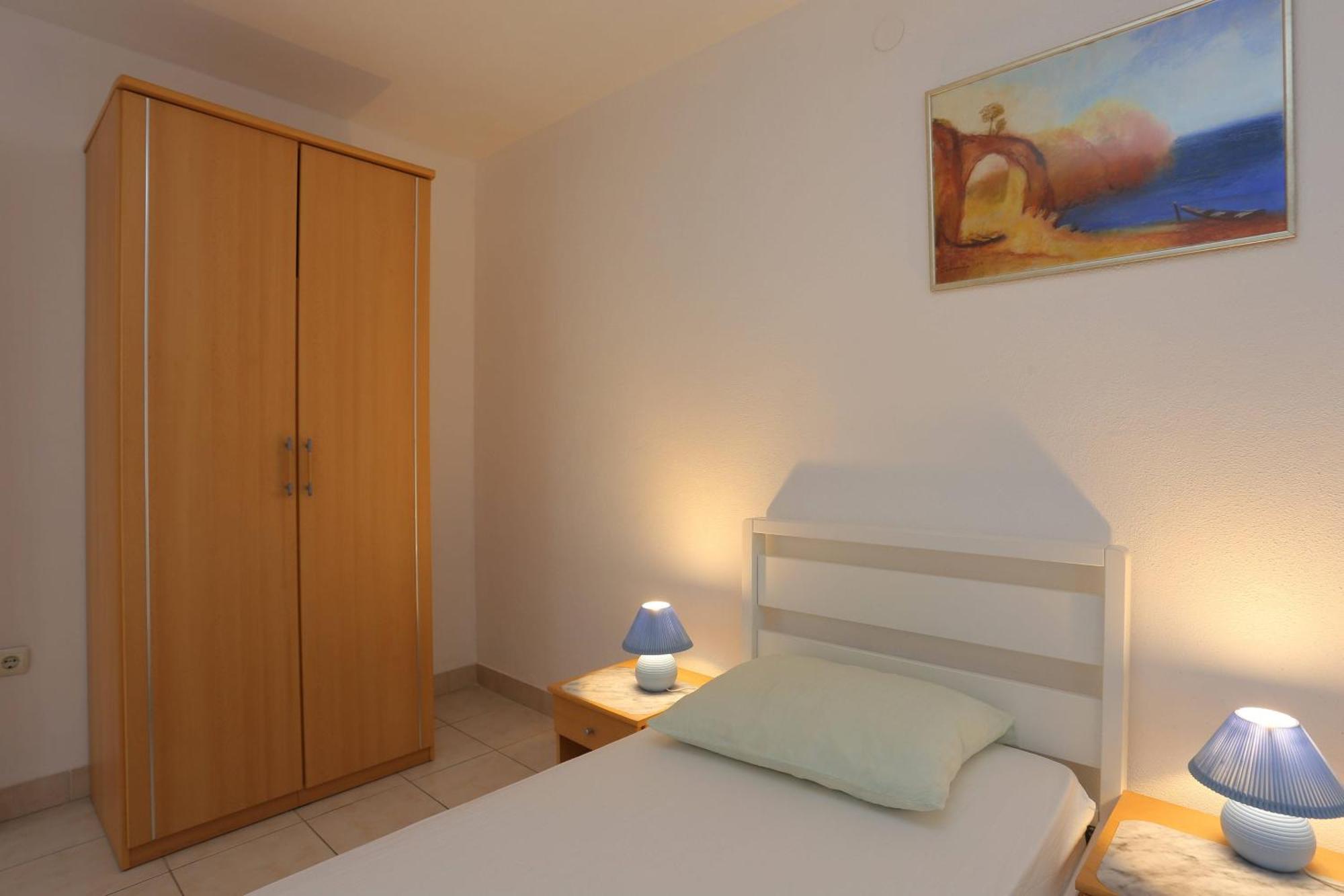 Family Friendly Apartments With A Swimming Pool Businci, Ciovo - 11232 تروغير الغرفة الصورة